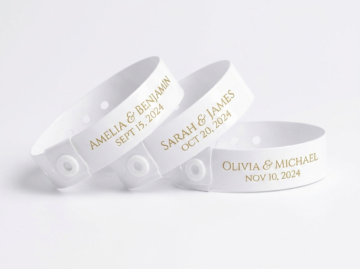 braccialetti identificativi personalizzati per matrimonio con nomi e data dorati su fondo bianco elegante